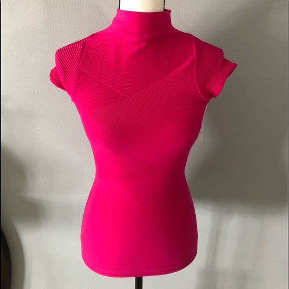 SOLD 🌺🌺🌺 FUNNEL NECK SHORT SLEEVES STRETCHY TOP - Picture 1 of 8